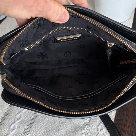Tory Burch Ivy Black Pebbled Leather Crossbody with Gold Logo - Picture 6 of 16